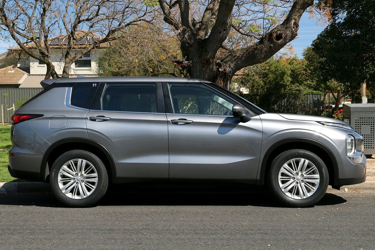 2022 Mitsubishi Outlander ES ZM