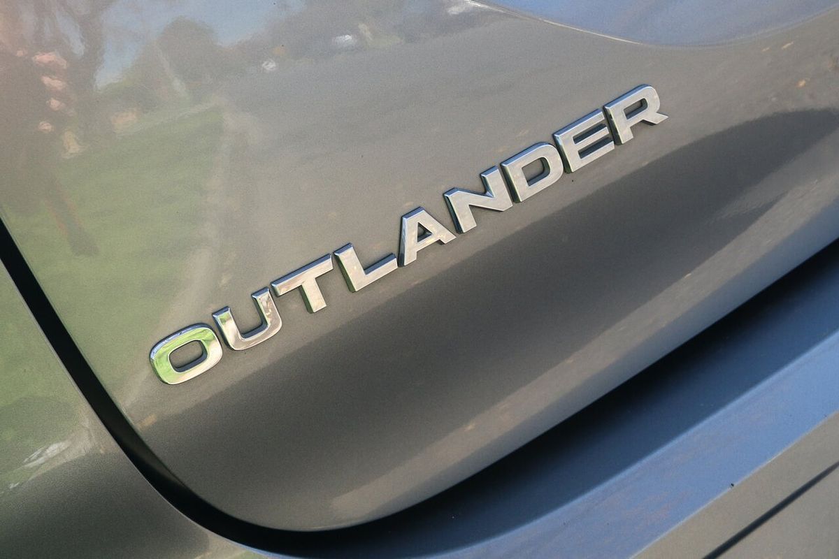 2022 Mitsubishi Outlander ES ZM