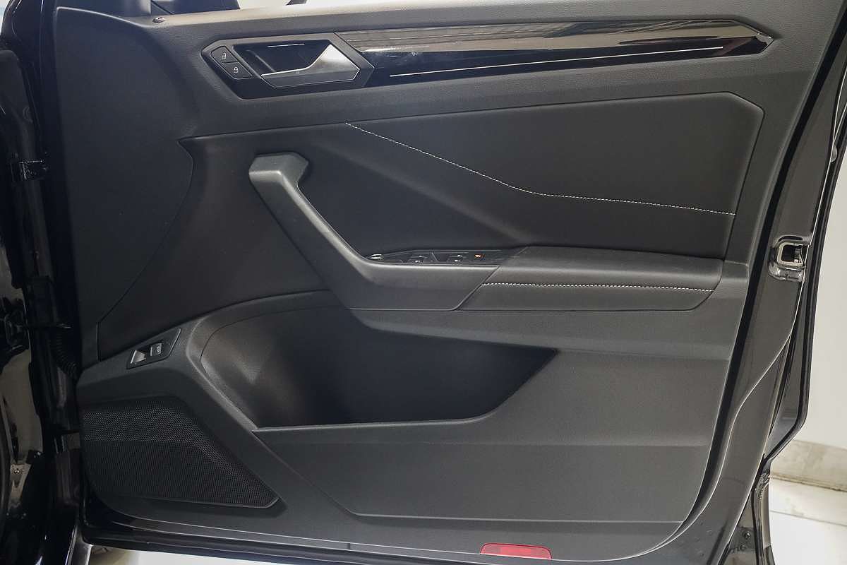 2025 Volkswagen T-Roc 140TSI R-Line D11