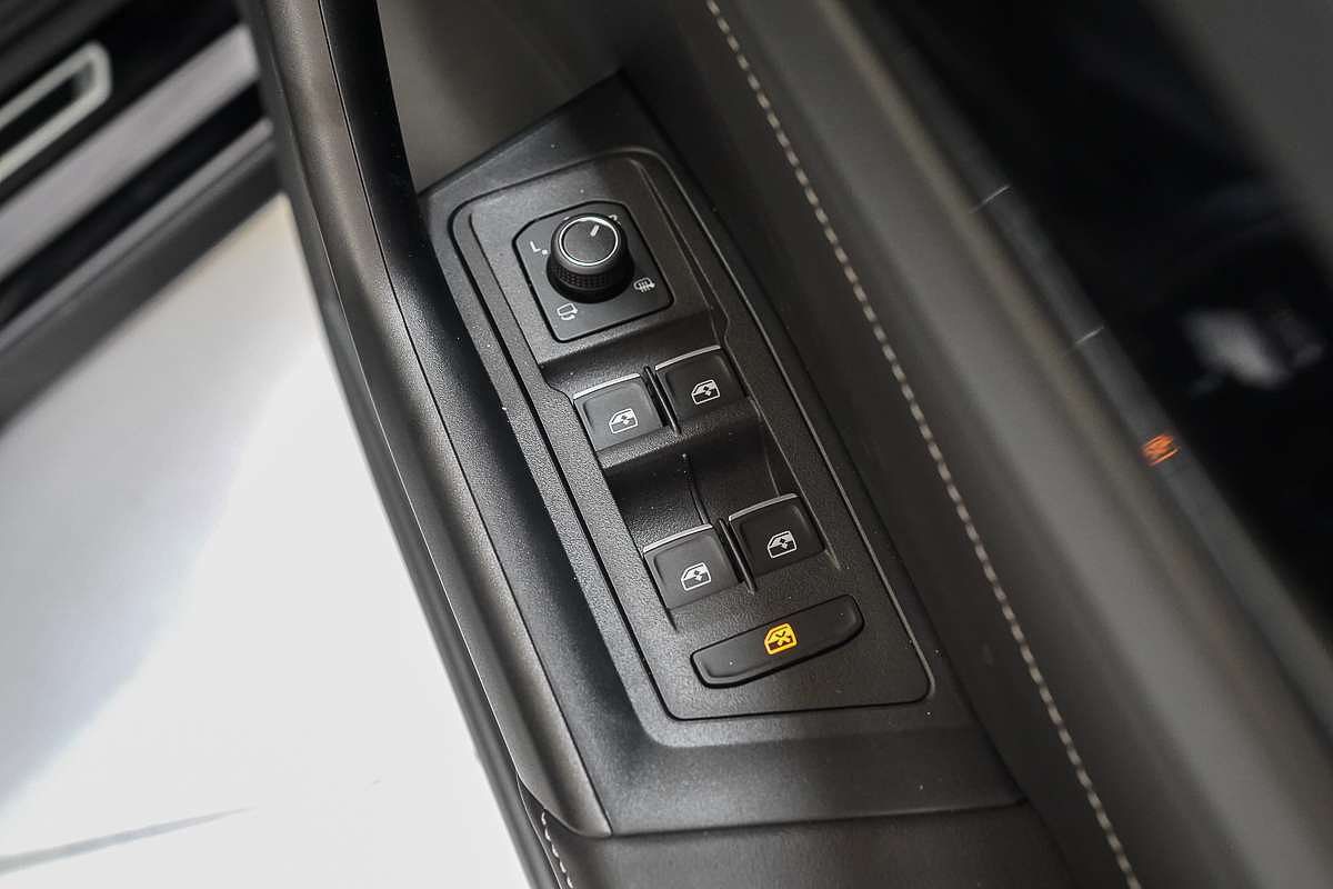 2025 Volkswagen T-Roc 140TSI R-Line D11