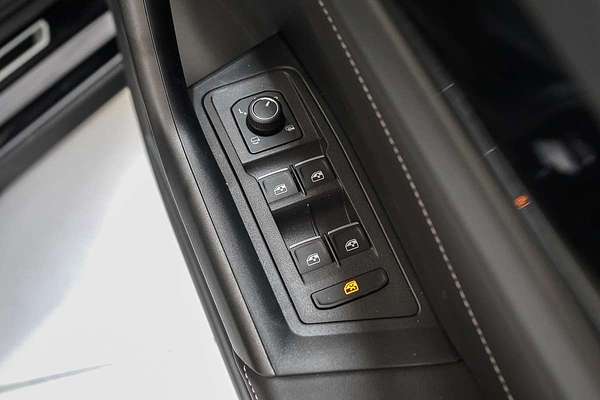 2025 Volkswagen T-Roc 140TSI R-Line D11