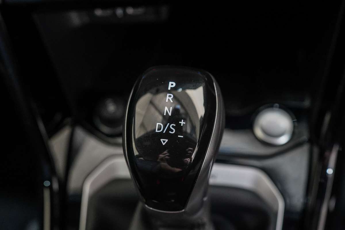 2025 Volkswagen T-Roc 140TSI R-Line D11