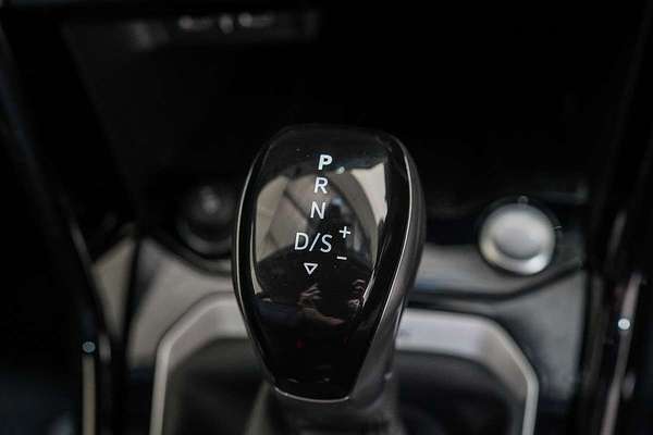 2025 Volkswagen T-Roc 140TSI R-Line D11