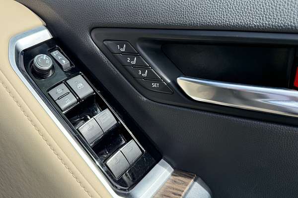 2023 Toyota Landcruiser Sahara FJA300R