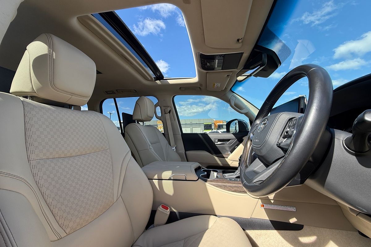 2023 Toyota Landcruiser Sahara FJA300R