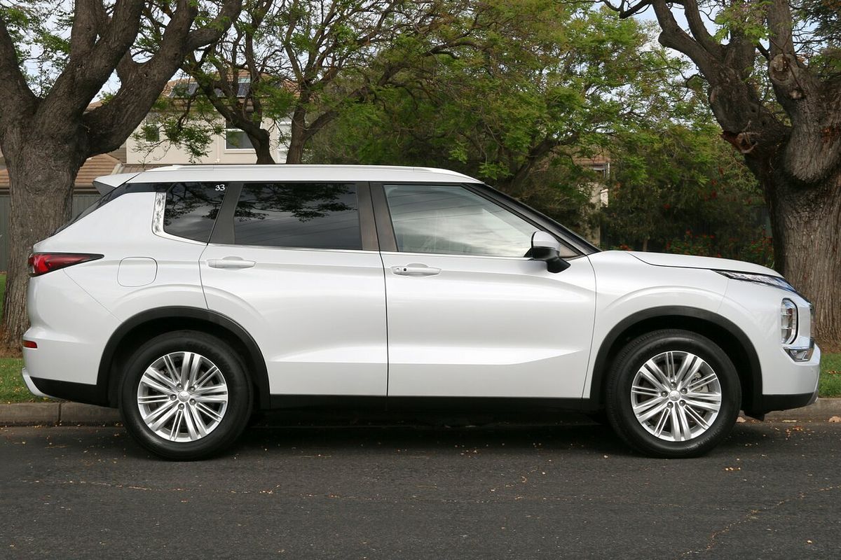 2022 Mitsubishi Outlander LS ZM