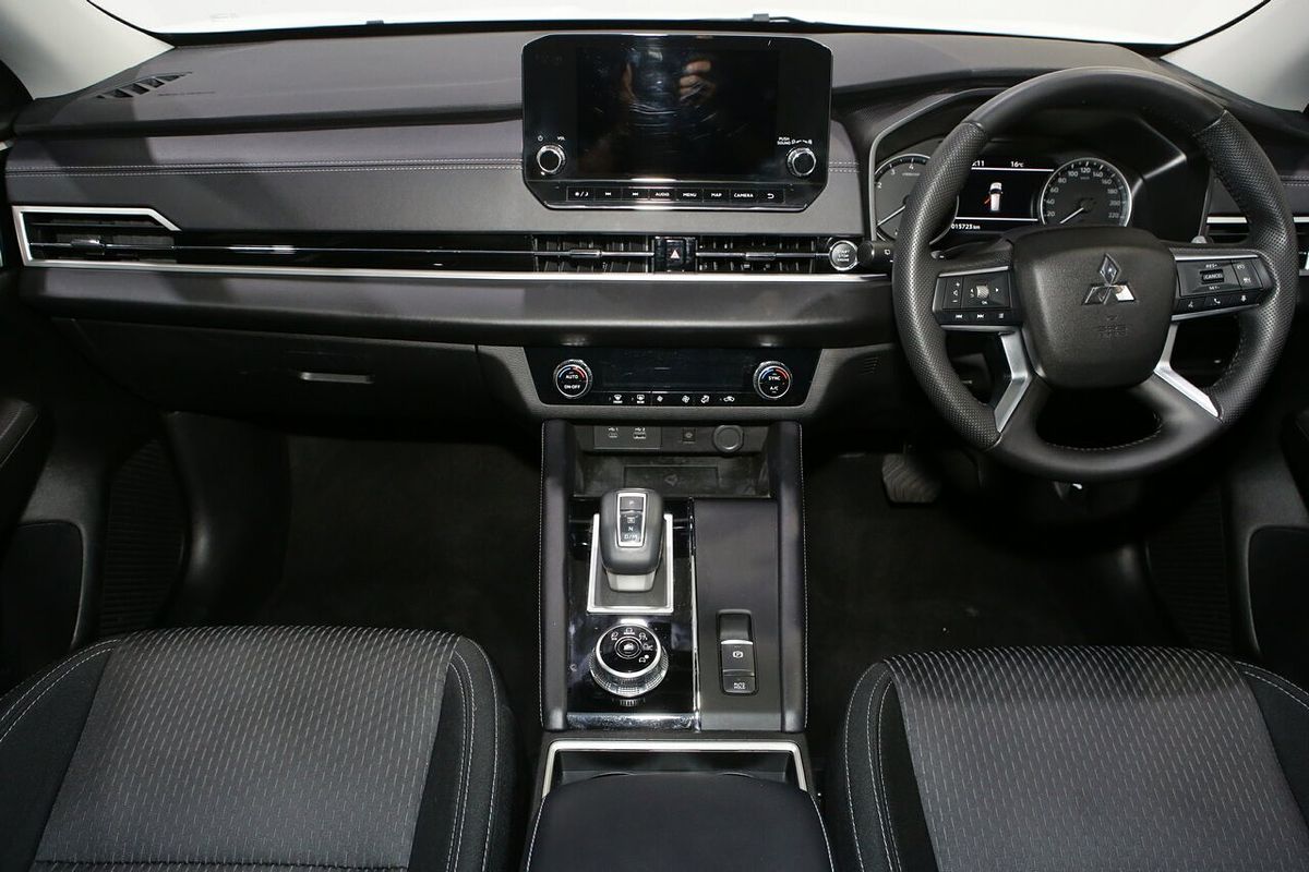 2024 Mitsubishi Outlander LS ZM