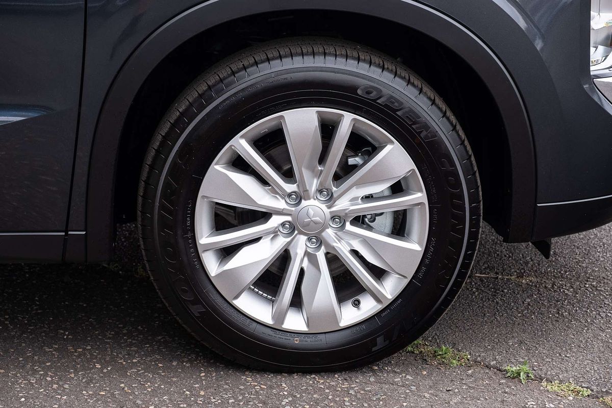 2025 Mitsubishi Outlander ES ZM