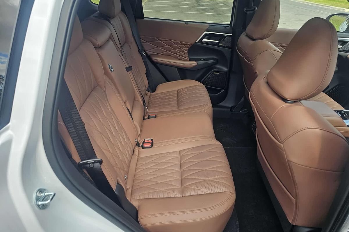 2025 Mitsubishi Outlander Exceed Tourer ZM