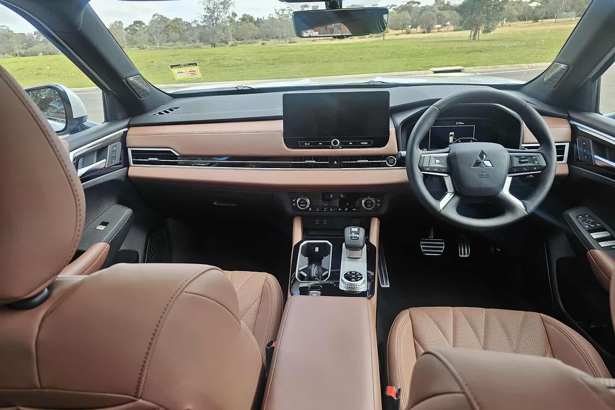 2025 Mitsubishi Outlander Exceed Tourer ZM