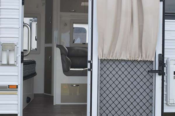 2014 Safari Caravans DELTA SF14099