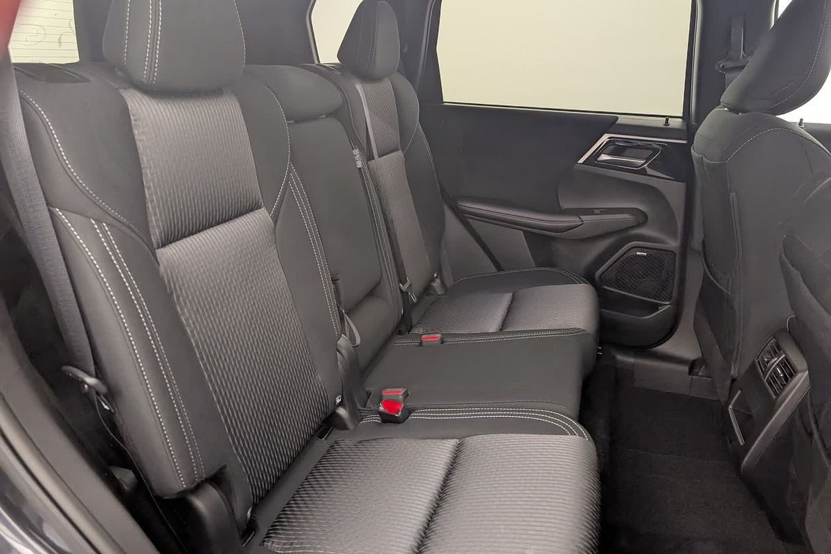 2025 Mitsubishi Outlander LS ZM