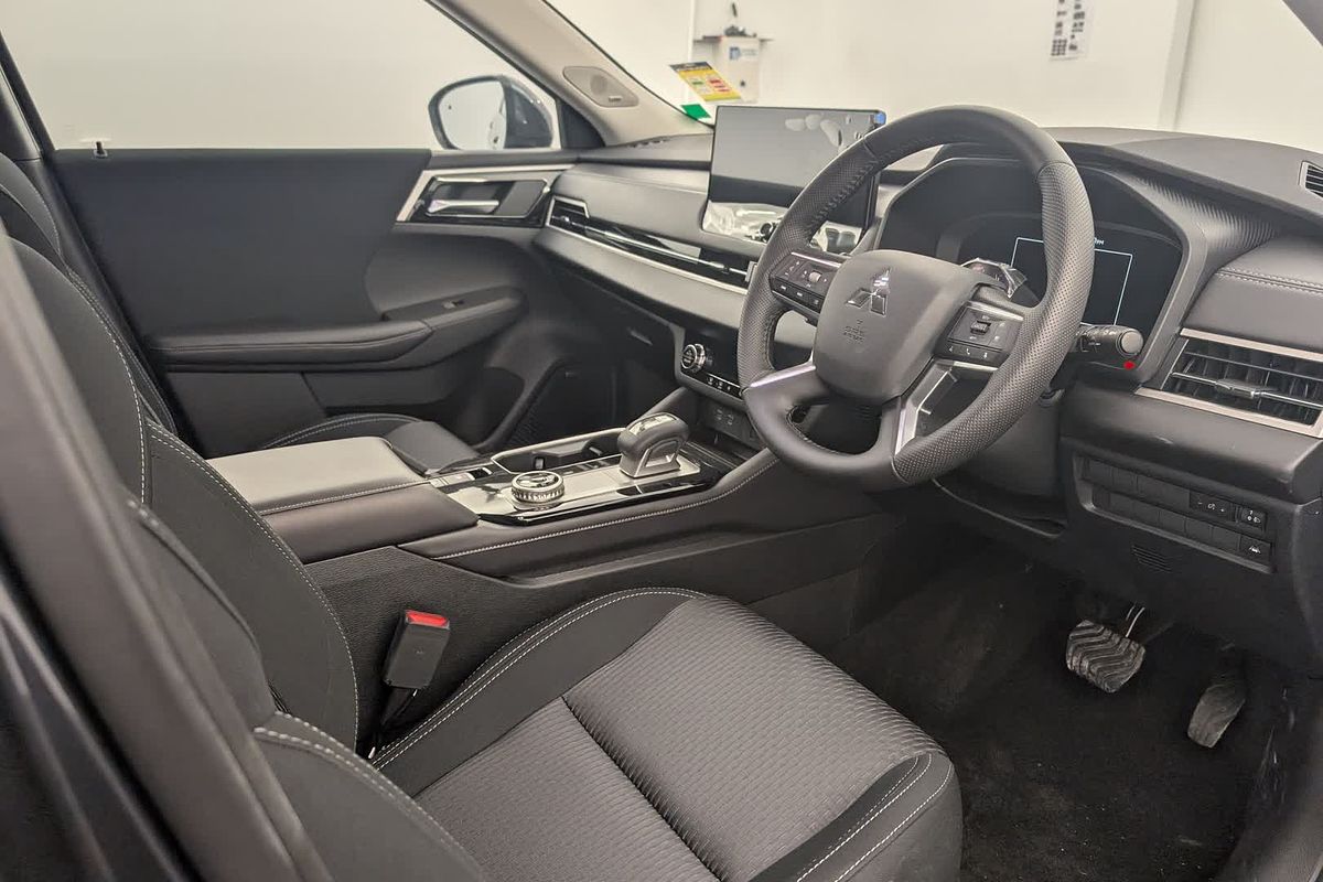 2025 Mitsubishi Outlander LS ZM