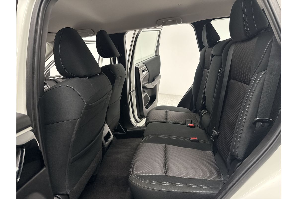 2023 Mitsubishi Outlander ES ZM
