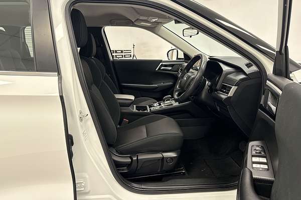2023 Mitsubishi Outlander ES ZM