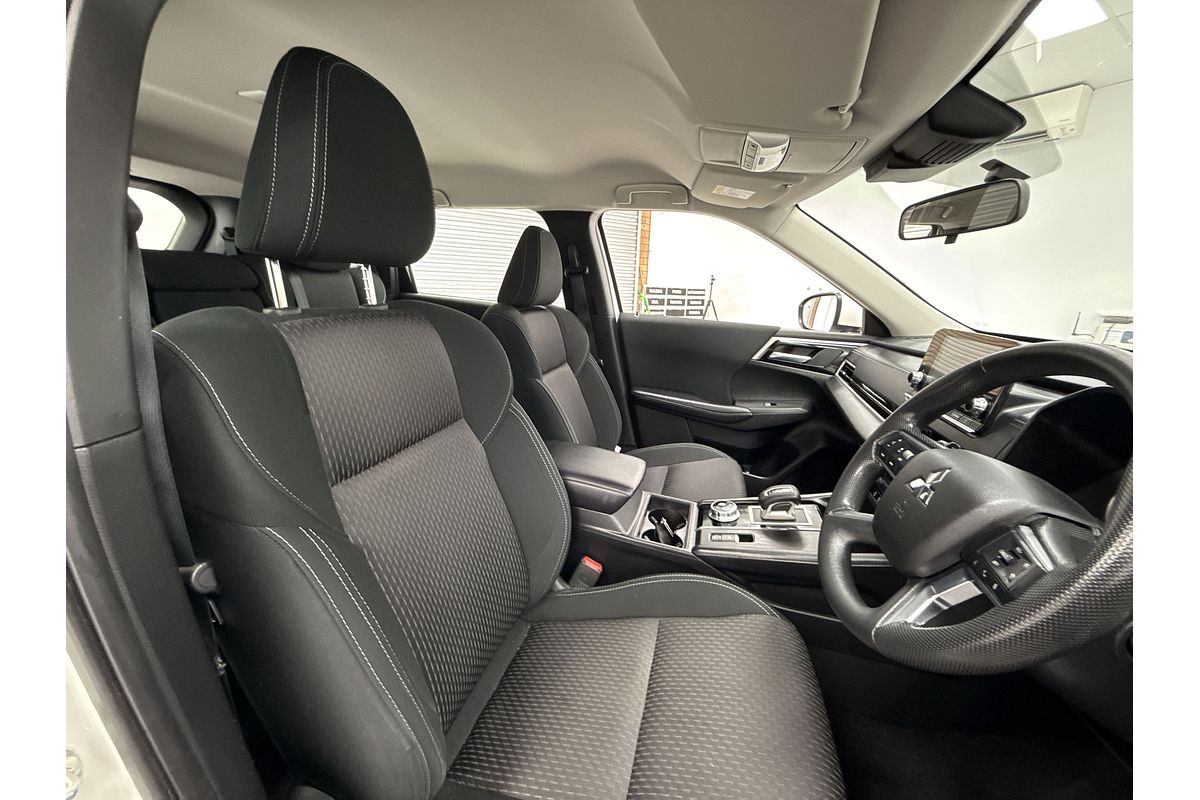 2023 Mitsubishi Outlander ES ZM
