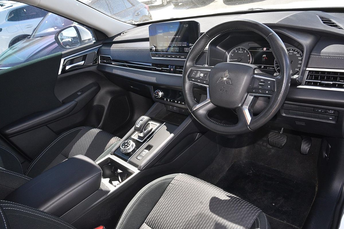 2024 Mitsubishi Outlander LS ZM