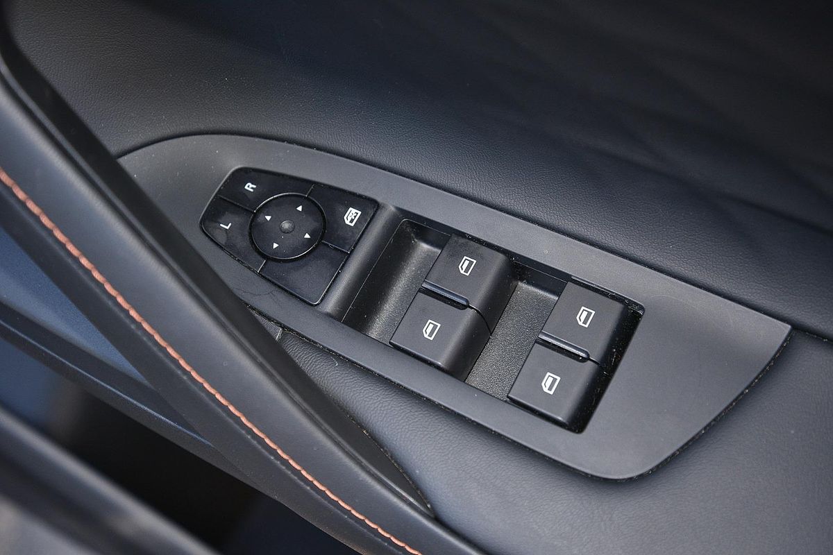 2025 MG HS Excite AS33