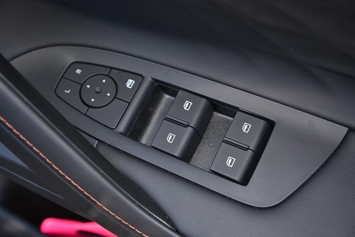 2025 MG HS Excite AS33