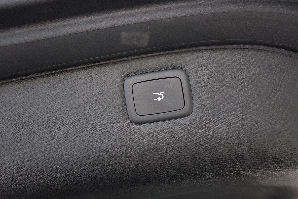 2025 MG IM6 Platinum S12L