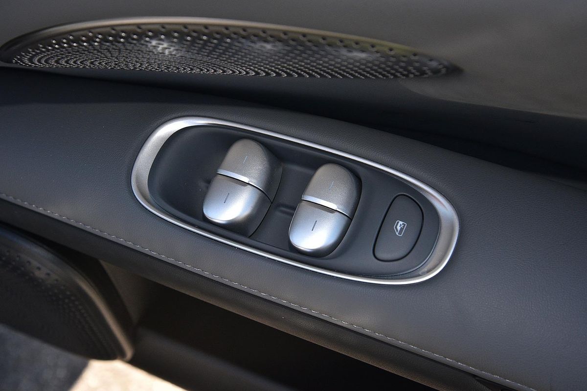 2025 MG IM6 Platinum S12L