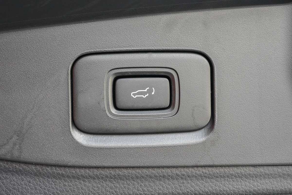 2025 Isuzu MU-X X-TERRAIN