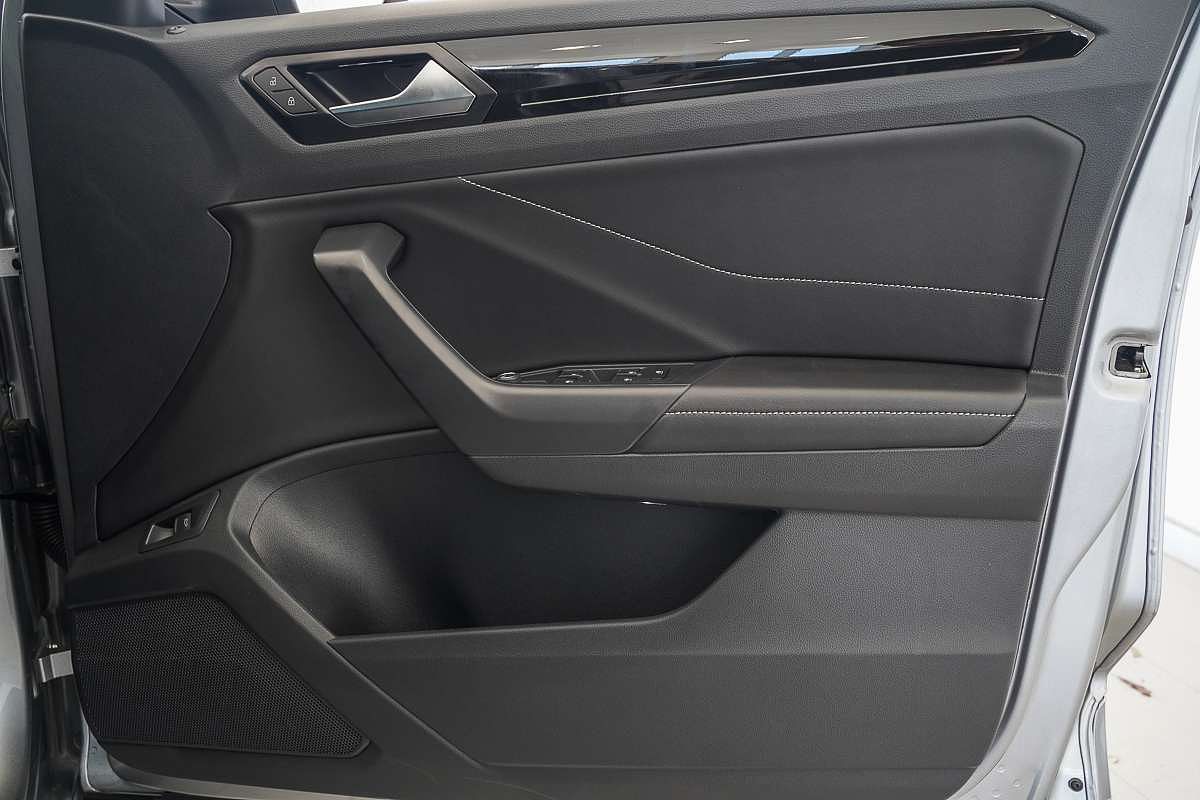2025 Volkswagen T-Roc 140TSI R-Line D11
