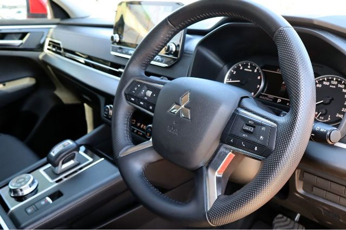 2023 Mitsubishi Outlander LS ZM