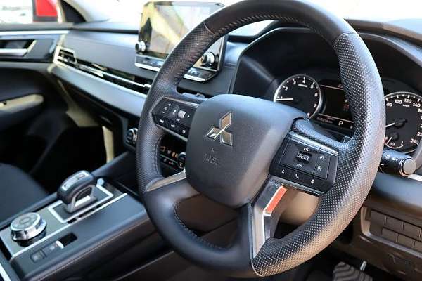 2023 Mitsubishi Outlander LS ZM