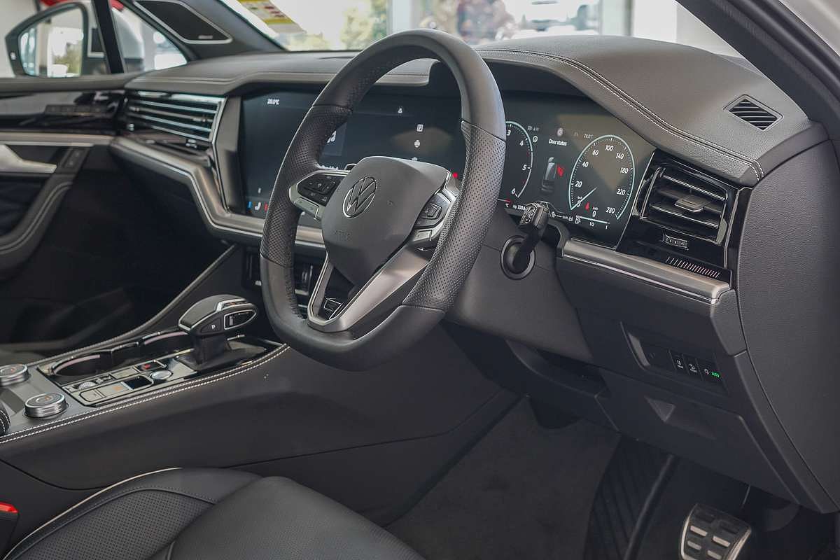 2025 Volkswagen Touareg 210TDI R-Line RC