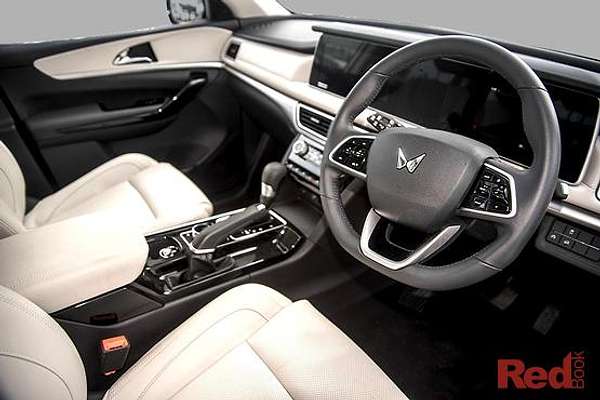 2025 Mahindra XUV700 AX7