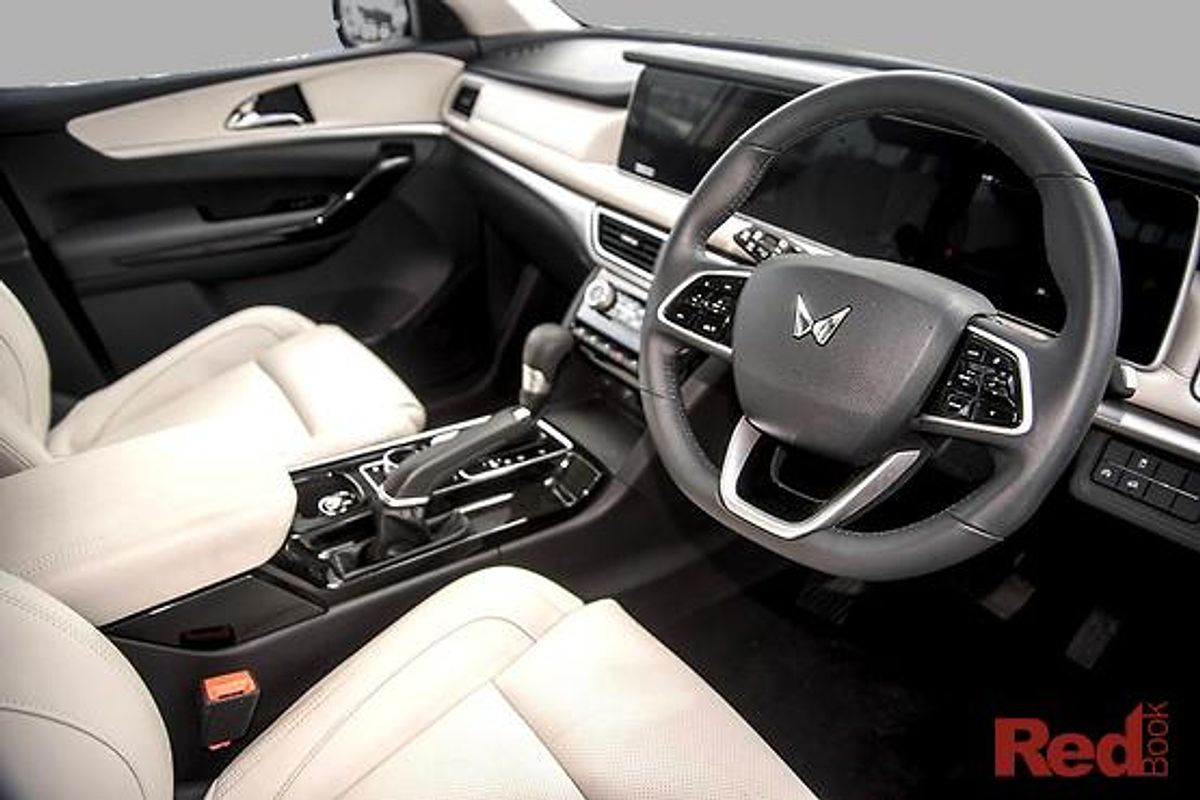 2025 Mahindra XUV700 AX7
