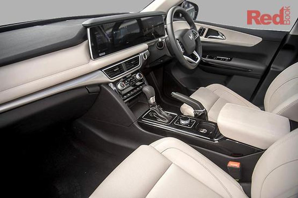 2025 Mahindra XUV700 AX7