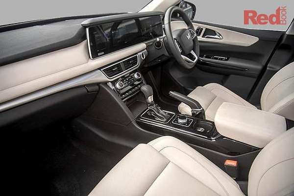 2025 Mahindra XUV700 AX7