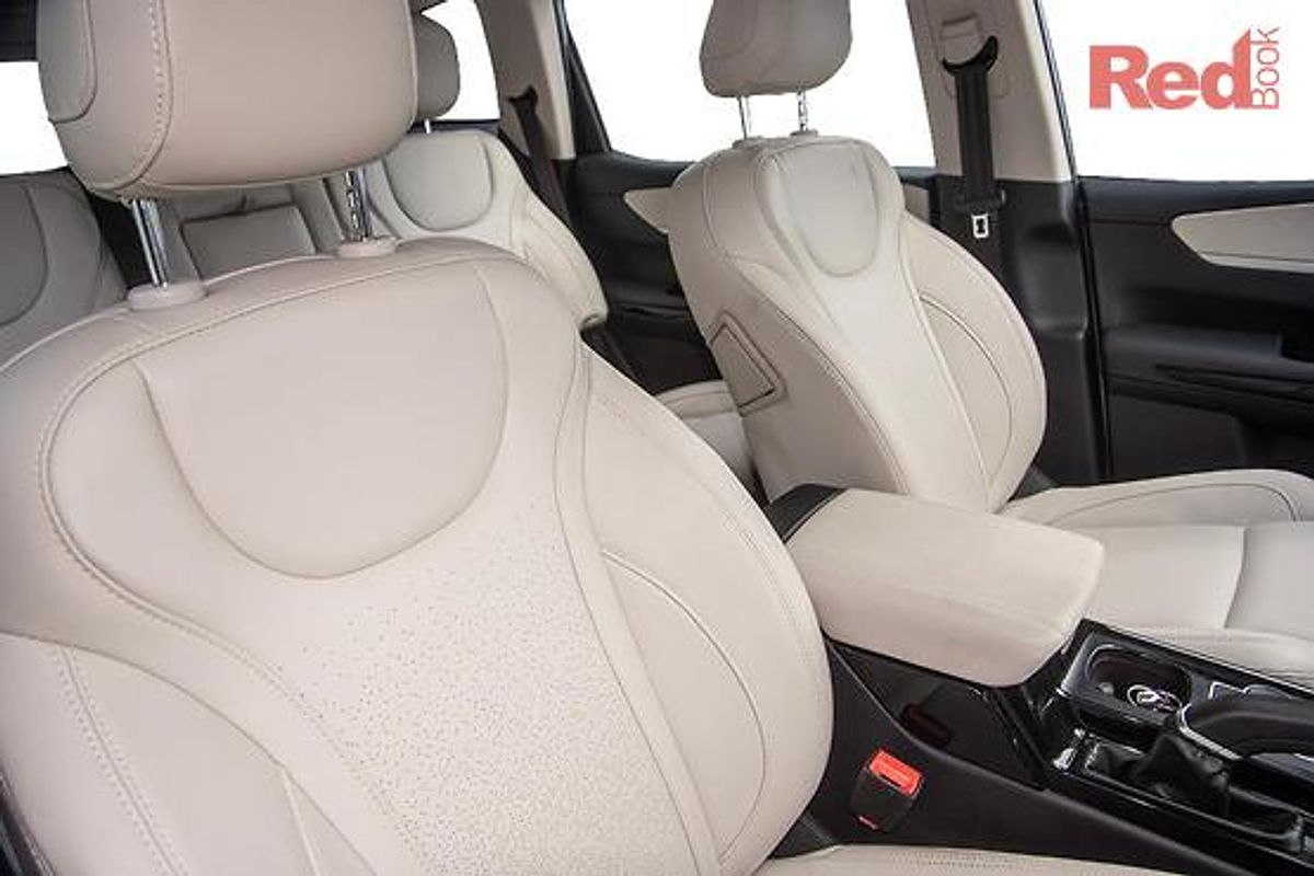 2025 Mahindra XUV700 AX7