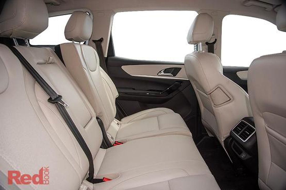 2025 Mahindra XUV700 AX7