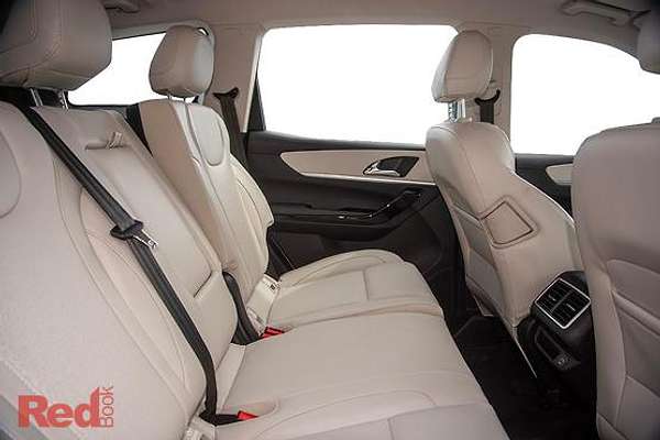 2025 Mahindra XUV700 AX7