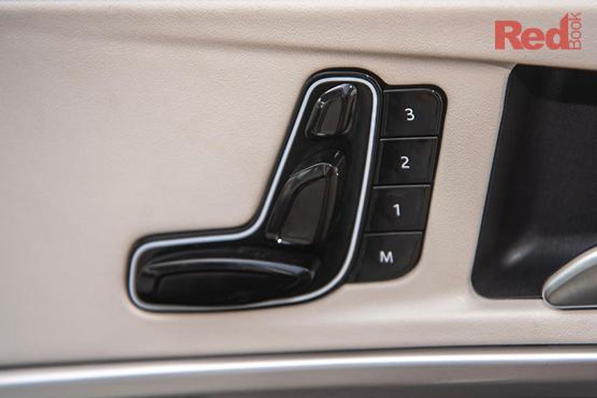 2025 Mahindra XUV700 AX7
