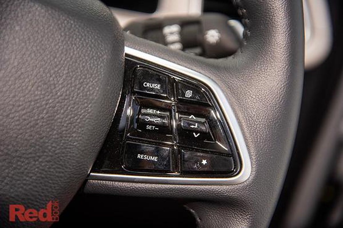 2025 Mahindra XUV700 AX7