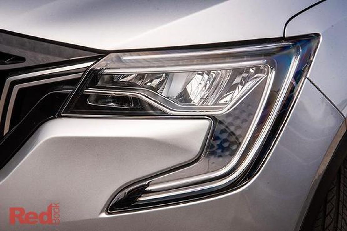 2025 Mahindra XUV700 AX7