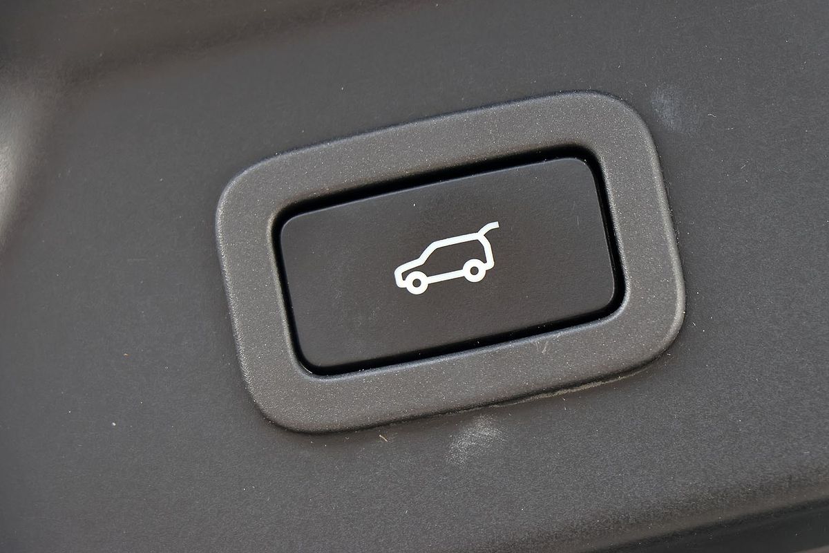 2018 Land Rover Range Rover Velar D240 L560