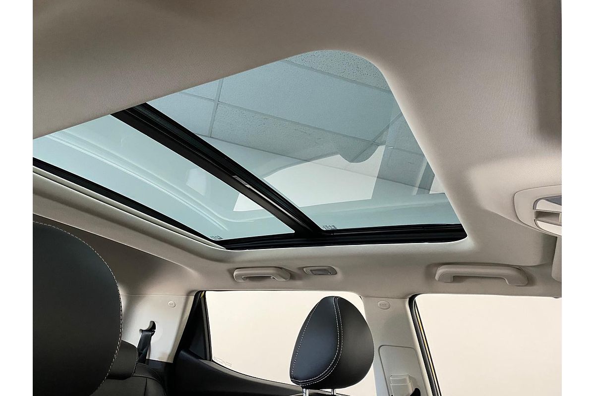 2025 Mahindra XUV3XO AX7L