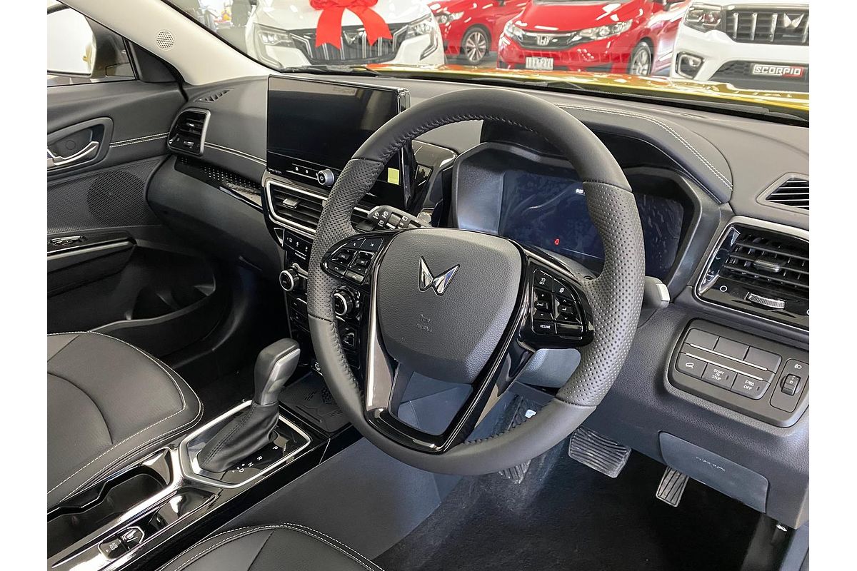 2025 Mahindra XUV3XO AX7L