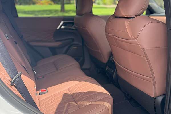 2025 Mitsubishi Outlander Exceed Tourer ZM