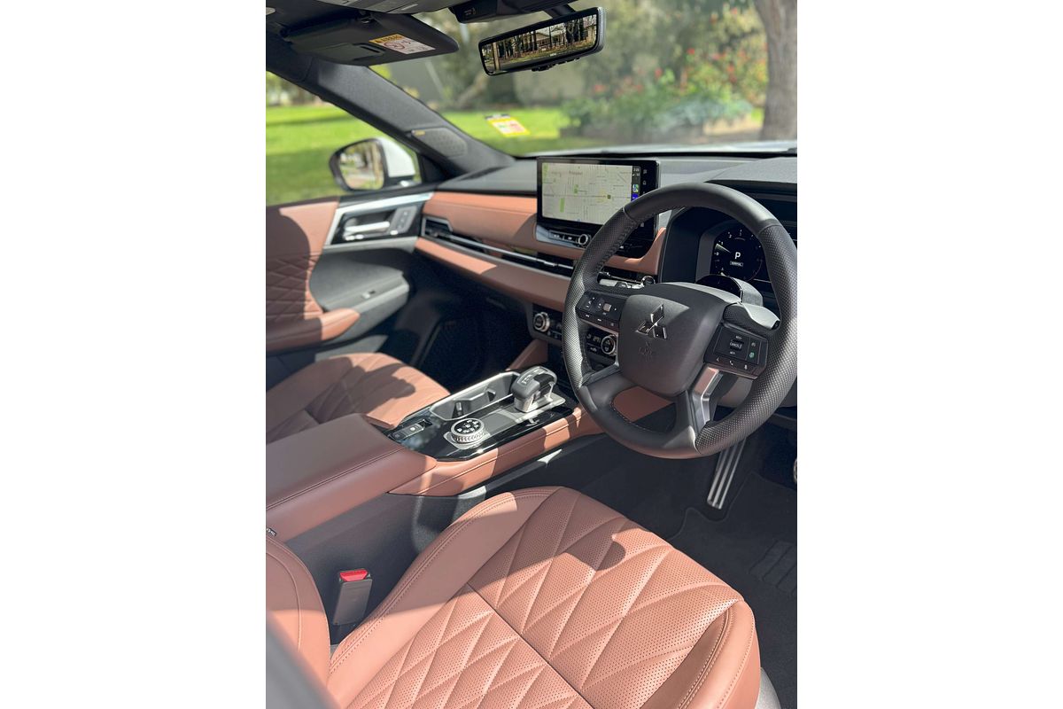 2025 Mitsubishi Outlander Exceed Tourer ZM