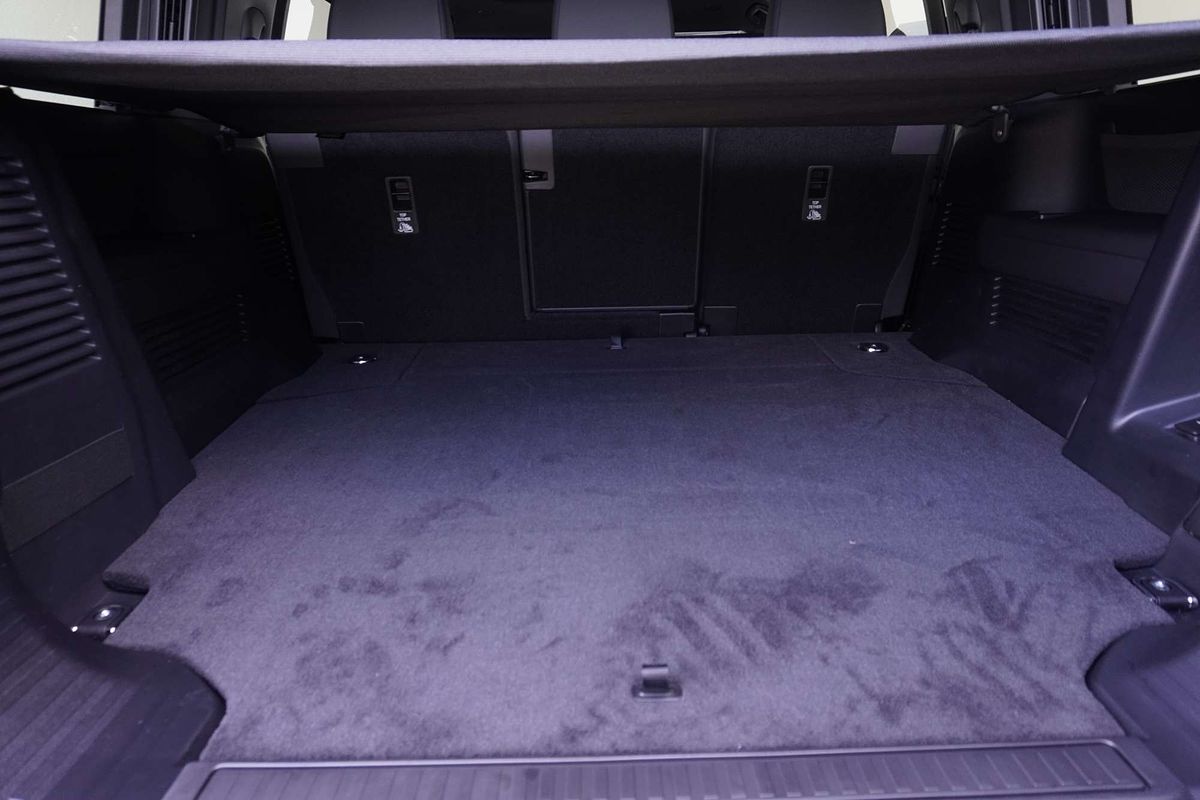 2024 Land Rover Defender 130 D350 X-Dynamic SE L663