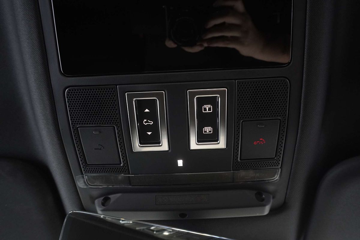 2024 Land Rover Defender 130 D350 X-Dynamic SE L663