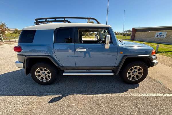 2013 Toyota FJ Cruiser  GSJ15R