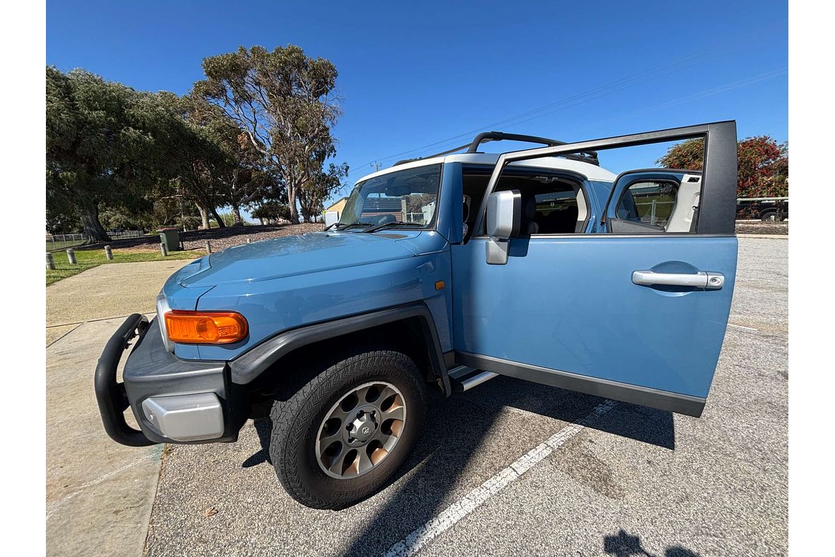 2013 Toyota FJ Cruiser  GSJ15R