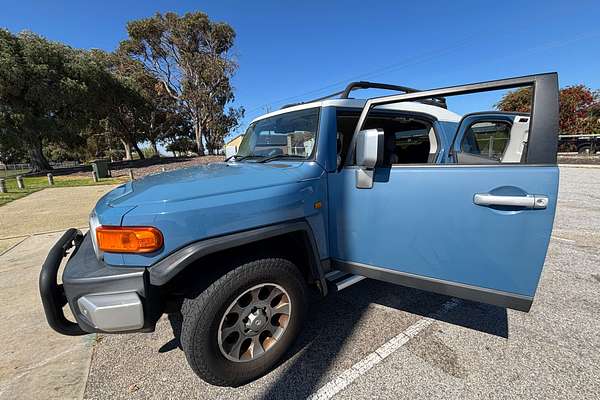 2013 Toyota FJ Cruiser  GSJ15R